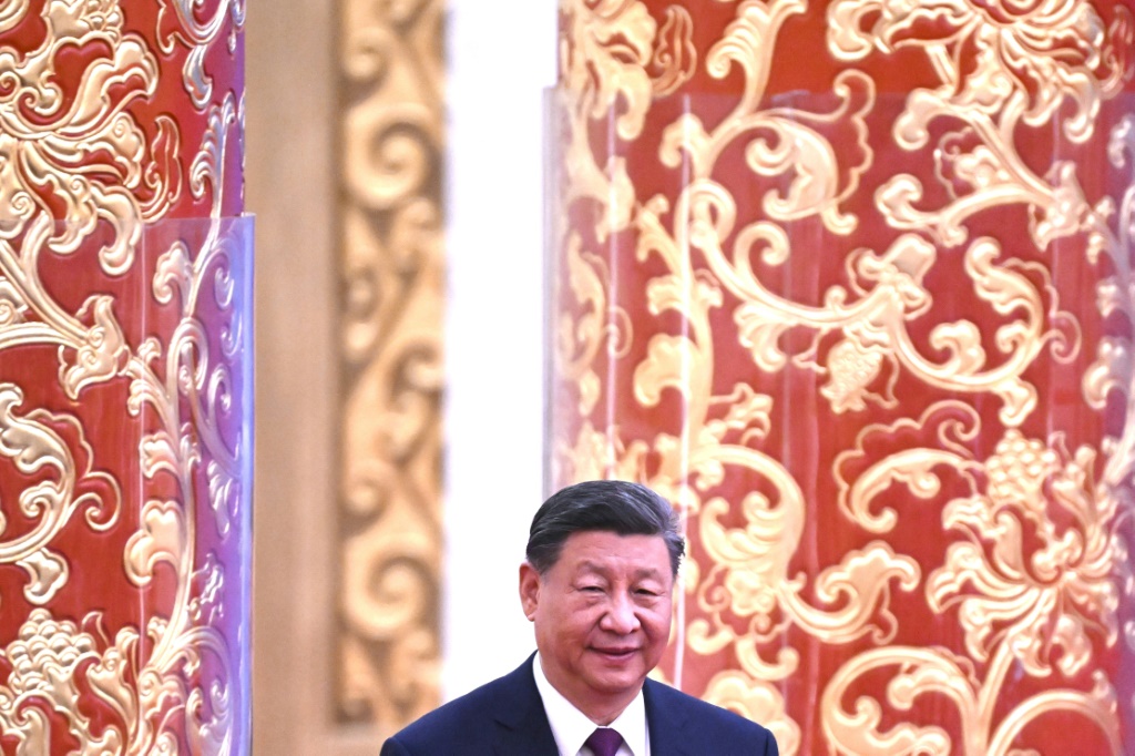   الرئيس الصيني شي جينبينغ في قاعة الشعب الكبرى في بكين بتاريخ 28 حزيران/يونيو 2024 (أ ف ب)   