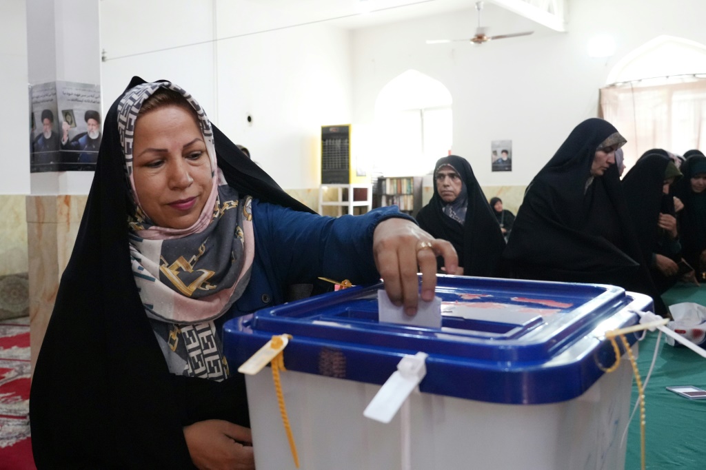 يحق لنحو 61 مليون إيراني التصويت في الانتخابات التي تمت الدعوة إليها بعد وفاة الرئيس المحافظ المتشدد إبراهيم رئيسي في حادث تحطم مروحية الشهر الماضي. (أ ف ب)   