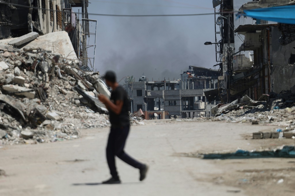    تصاعد الدخان في حي الشجاعية بمدينة غزة -- وتقول الأمم المتحدة إن عشرات الآلاف من الفلسطينيين فروا من القتال في المنطقة (أ ف ب)   