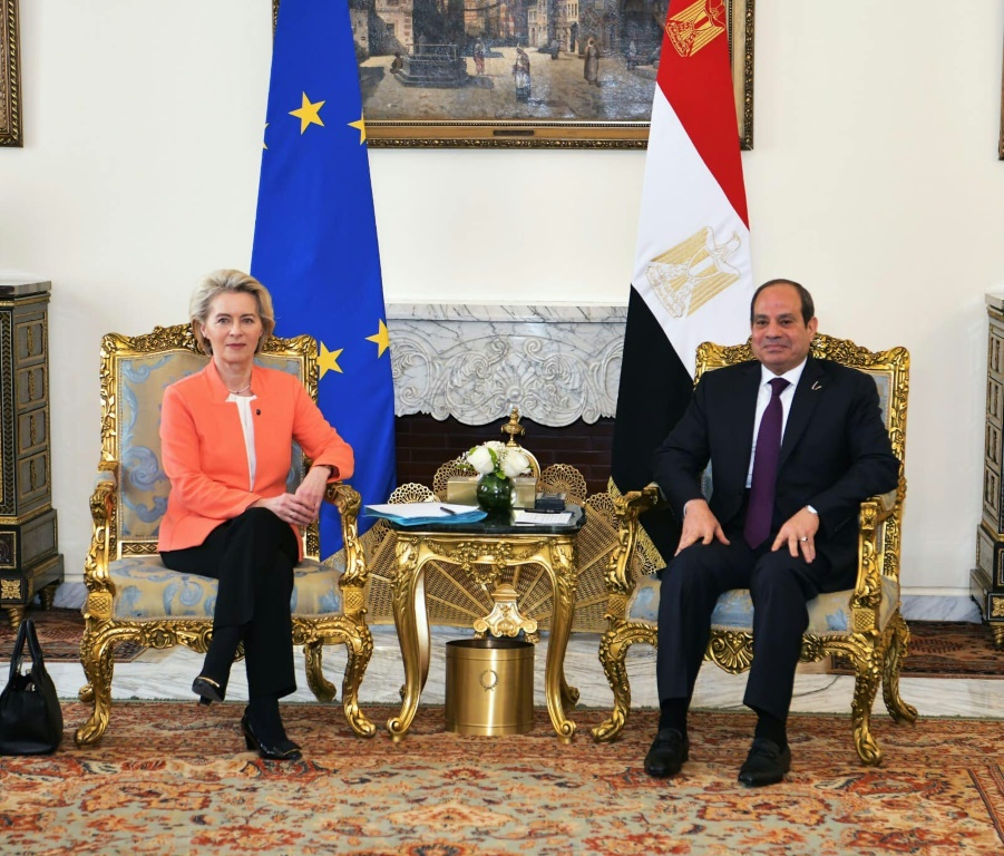 الرئيس المصري عبد الفتاح السيسي مستقبلًا رئيسة المفوضية الأوروبية أورسولا فون دير لايين في القاهرة في 17 آذار/مارس 2024 (أ ف ب)   