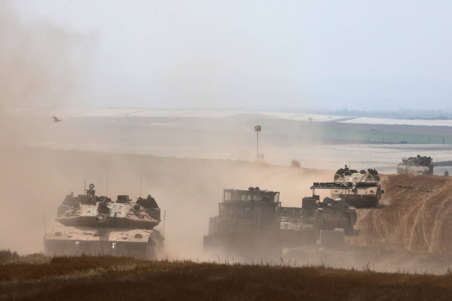 دبابات عسكرية إسرائيلية تتحرك بالقرب من الحدود مع قطاع غزة (أ.ف.ب)