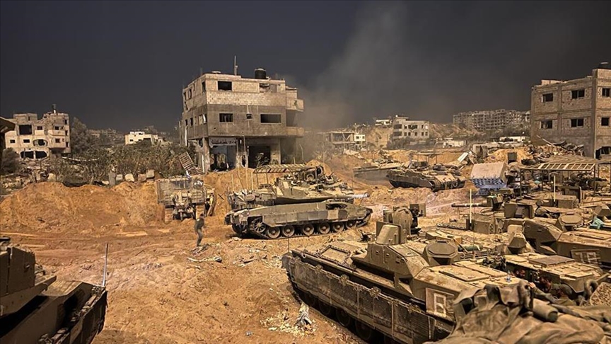 جيش الاحتلال يواصل استخدام دباباته في “دهس” المدنيين الفلسطينيين بشكل متعمد وهم أحياء (الأناضول)