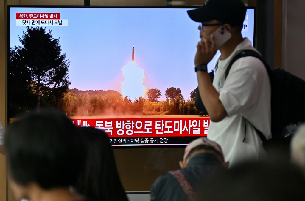رجل يقف أمام شاشة تلفزيون في محطة سيول للقطارات في الأول من تموز/يوليو 2024 تُظهِر عملية إطلاق صاروخ كوري شمالي (ا ف ب)