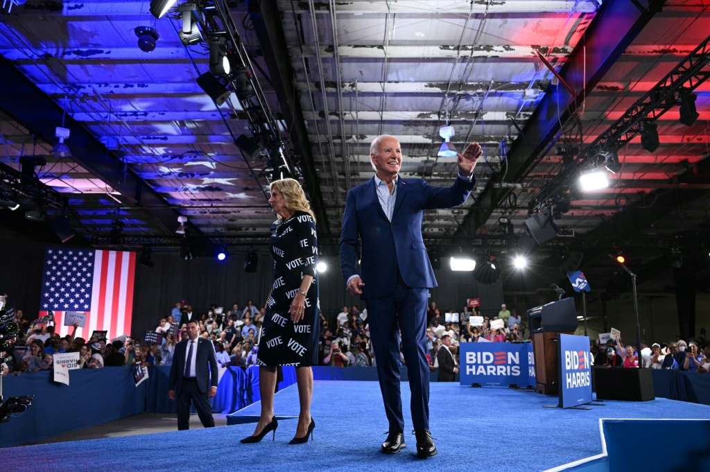 الرئيس الأميركي جو بايدن وزوجته جيل بايدن خلال تجمّع انتخابي في ولاية نورث كارولينا في 28 حزيران/يونيو 2024 (ا ف ب)