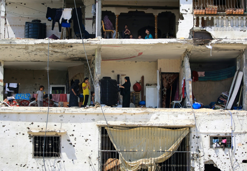 عائلات فلسطينية تعود إلى منازلها في خان يونس في قطاع غزة في 30 من حزيران/يونيو 2024 (أ ف ب)   