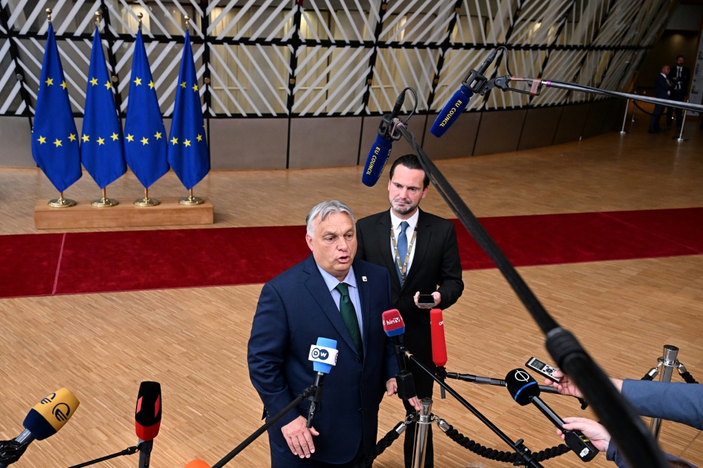 رئيس الوزراء المجري فيكتور اوربان يتحدث الى الصحافيين قبل قمة المجلس الأوروبي في بروكسل في 27 حزيران/يونيو 2024. (أ ف ب)   