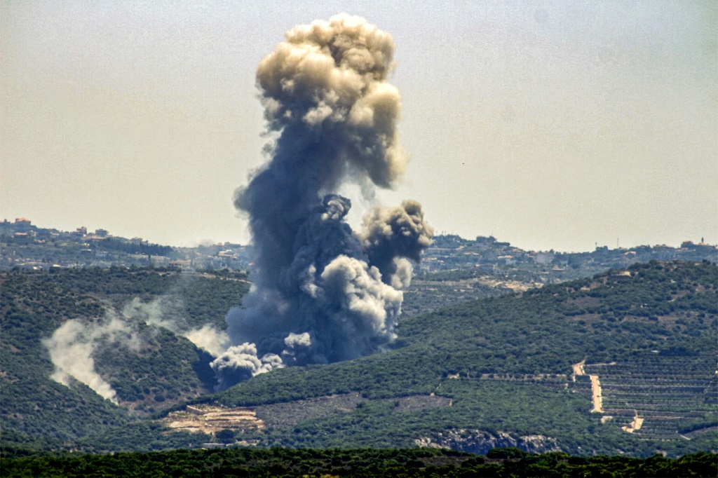 من حين إلى آخر، يشن الجيش الإسرائيلي غارات جوية وهمية على لبنان تخرق جدار الصوت  ف ب)