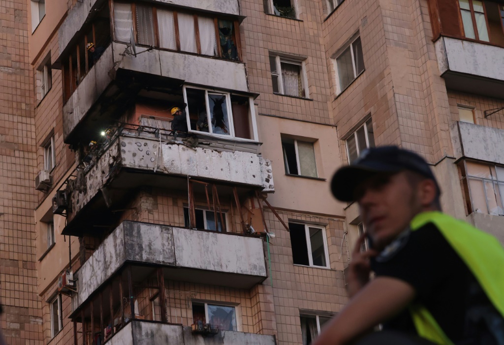 رجال انقاذ في مبنى تعرض لحريق اثر قف صاروخي في كييف في 30 حزيران/يونيو 2024. (أ ف ب)   
