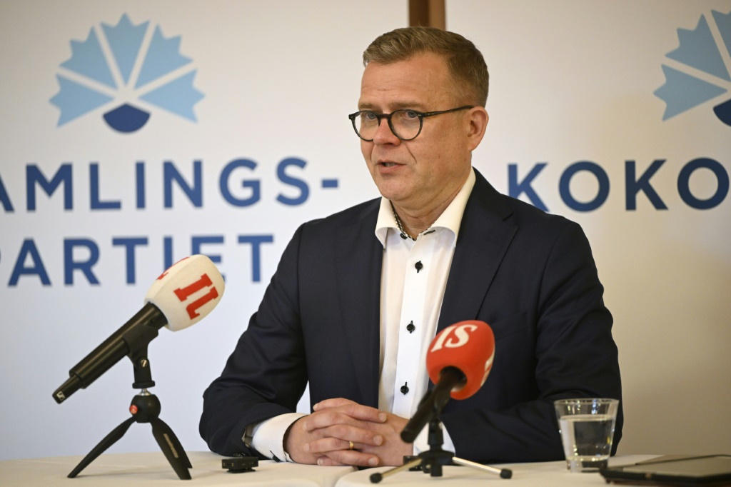 زعيم الائتلاف الوطني بيتري أوربو يتحدث إلى وسائل الإعلام بعد فوز الائتلاف في انتخابات البرلمان الأوروبي في هلسنكي في 9 حزيران/يونيو 2024 (ا ف ب)