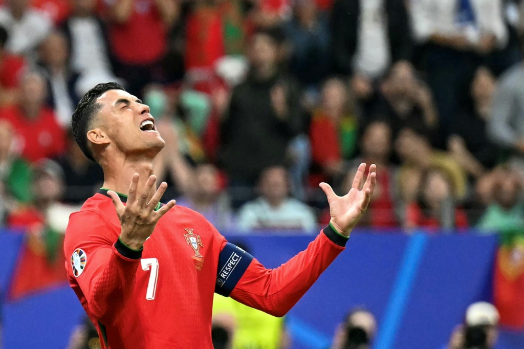 النجم البرتغالي كريستيانو رونالدو خلال المباراة ضد سلوفينيا في ثمن نهائي كأس أوروبا لكرة القدم. فرانكفورت أم ماين، في الأول من تموز/يوليو 2024 (ا ف ب)