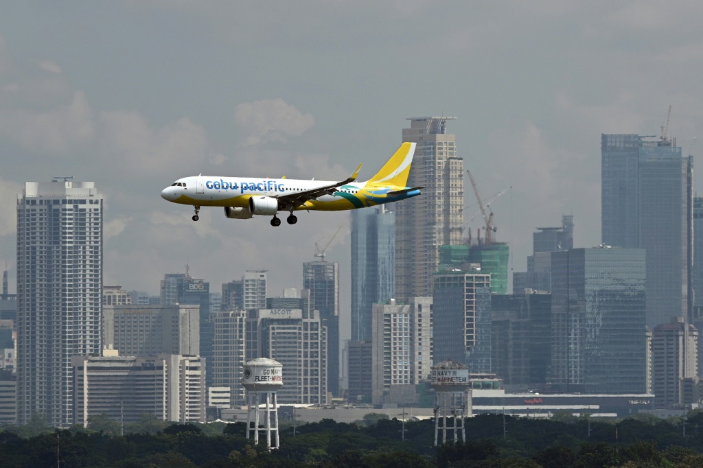 طائرة إيرباص A320 تابعة لشركة طيران سيبو باسيفيك مستعدةً للهبوط في مطار نينوي أكينو الدولي في مانيلا في 19 آب/أغسطس 2023 (أ ف ب)   