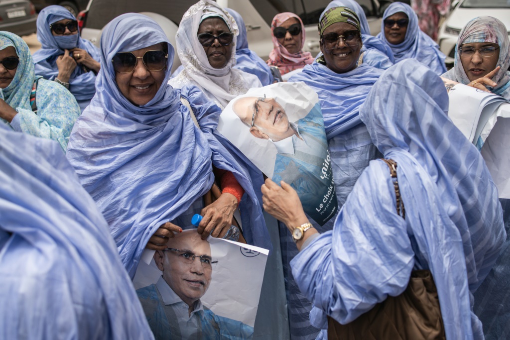 أنصار الرئيس الموريتاني محمد ولد الشيخ الغزواني يحتفلون في نواكشوط في الأول من تموز/يوليو 2024 (أ ف ب)   
