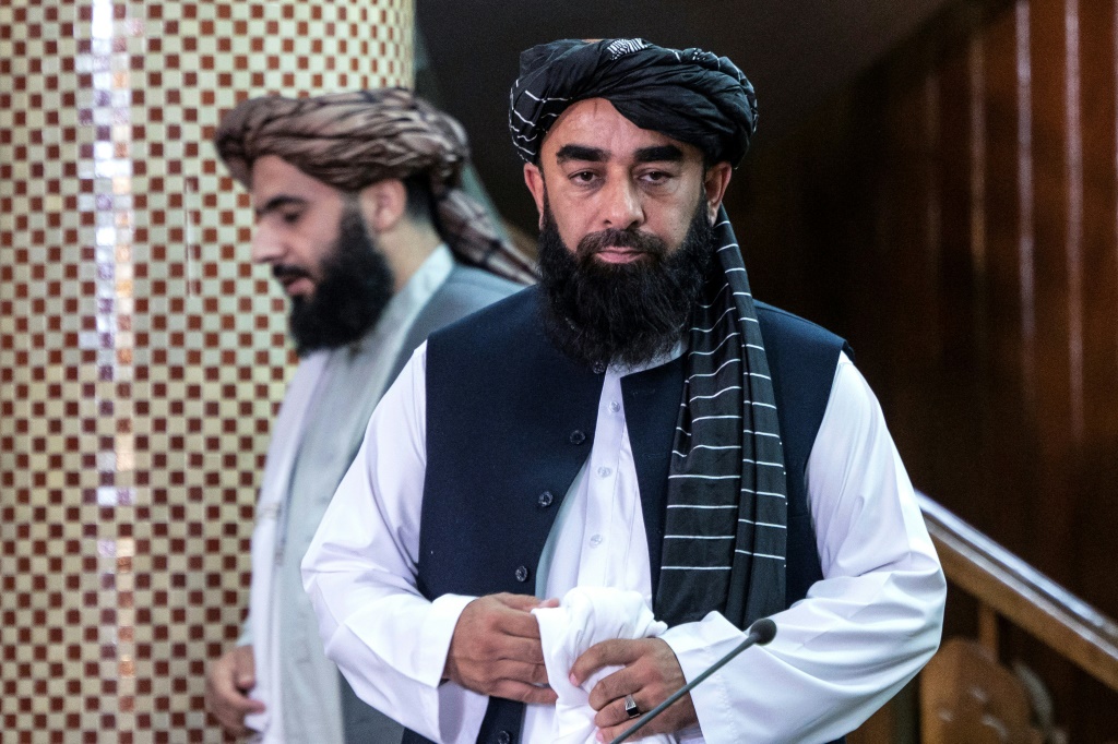 المتحدث باسم طالبان ذبيح الله مجاهد يصل لحضور مؤتمر صحفي في كابول في 3 يوليو (أ ف ب)   