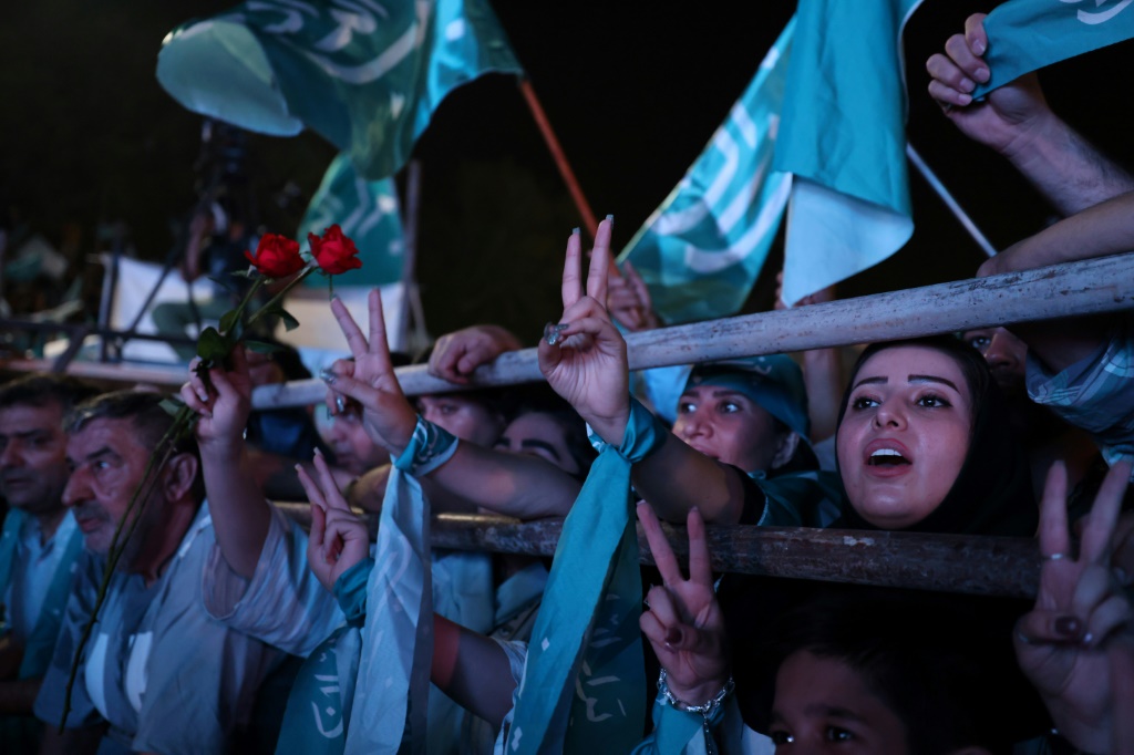 نساء تهتف خلال تجمع انتخابي للمرشح الإصلاحي الإيراني مسعود بيزيشكيان، قبل يومين من جولة الإعادة في الانتخابات الرئاسية في طهران في 3 تموز/يوليو 2024 (أ ف ب)   