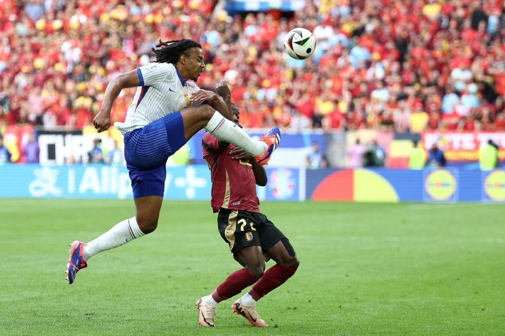تفوّق الفرنسي جول كونديه (يسار) على البلجيكي جيريمي دوكو في ثمن نهائي كأس أوروبا 2024 (ا ف ب)