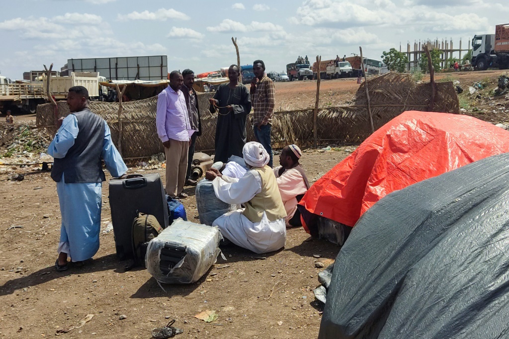 اشخاص فارون من بلدة في ولاية سنار بجنوب شرق السودان يرتاحون في مخيم بعد الوصول الى القضارف في شرق السودان في 2 تموز/يوليو 2024. (أ ف ب)   