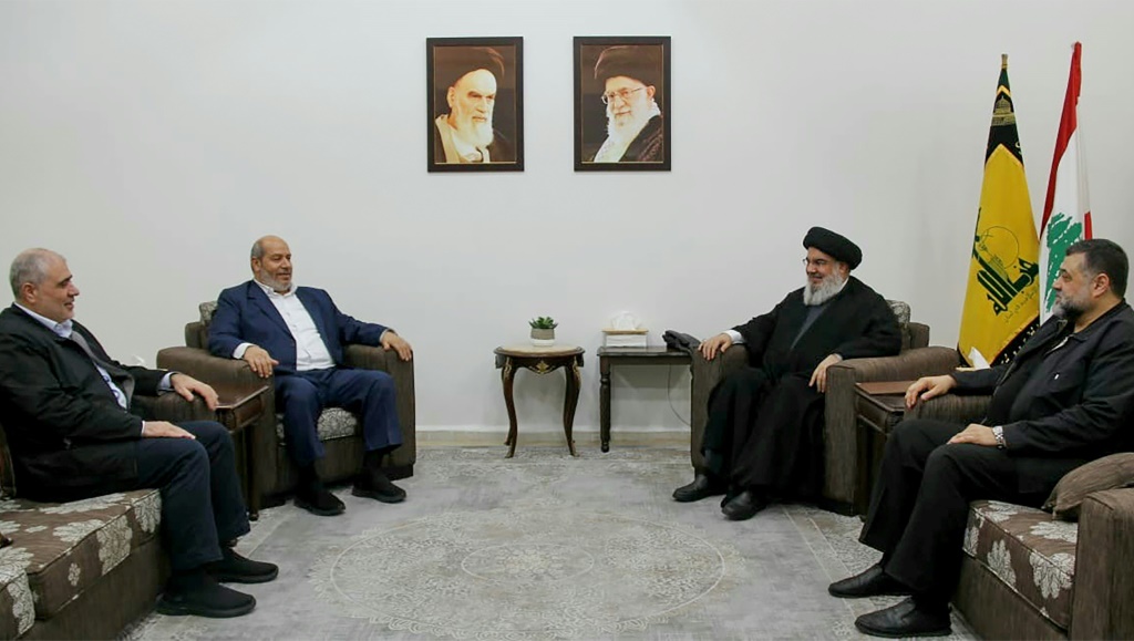 صورة وزعها مكتب العلاقات الاعلامية في حزب الله في 7 تموز/يوليو 2024، يظهر فيها الأمين العام للحزب حسن نصرالله خلال استقباله وفداً قيادياً من حركة حماس برئاسة خليل الحية. ( ف ب)   