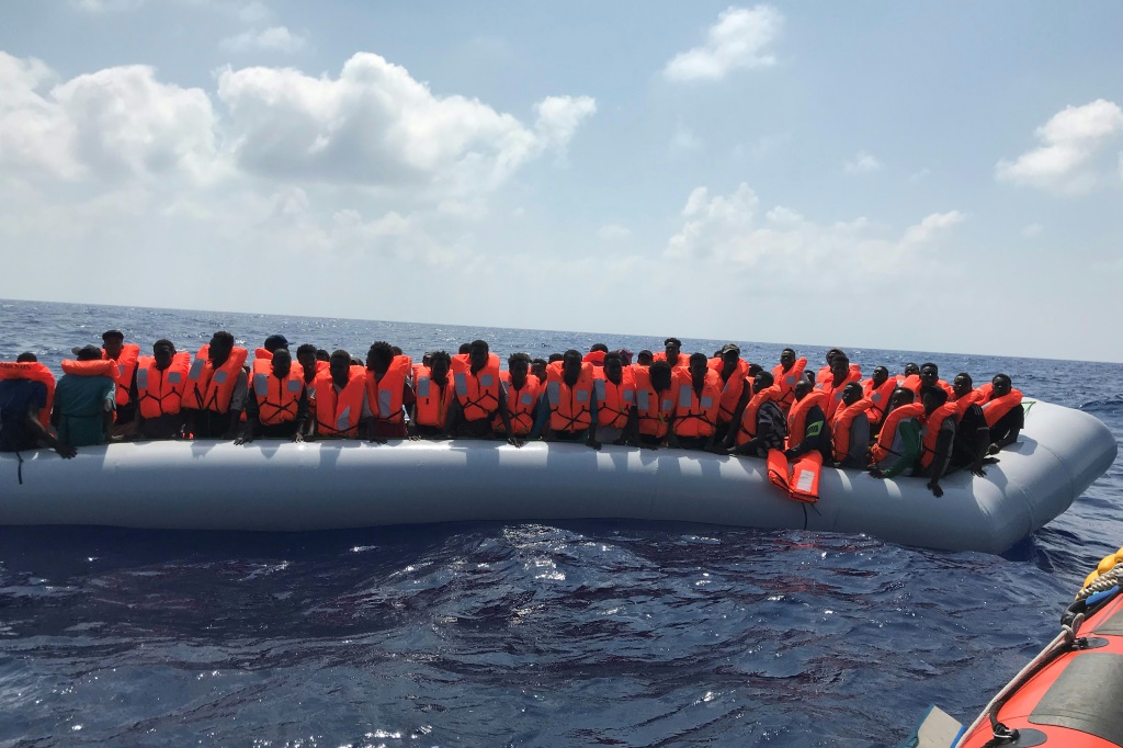 ذكرت قيادة خفر السواحل التركية، في بيان لها، أن فرقها رصدت قاربا مطاطيا قبالة سواحل مدينة "فتحية " التابعة للولاية (أ ف ب) 