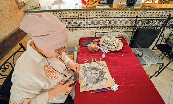 رغم النشأة الرومانية لفن الفسيفساء، إلا أن لوحات في دار الجم تتضمن الخط العربي ومعالم مهمة في تونس (الأناضول)