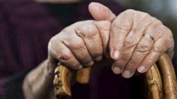 عقب بيعه للمنزل وحصوله على المال، ترك والدته دون رعاية أو بيت يؤويها (مواقع التواصل)