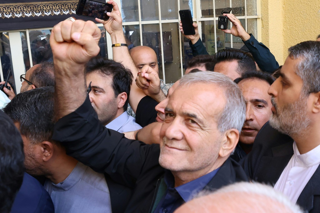 المرشح الإصلاحي للانتخابات الرئاسية الإيرانية مسعود بيزشكيان خارجًا من مركز اقتراع أدلى فيه بصوته غرب طهران في الخامس من تموز/يوليو 2024 (أ ف ب)   