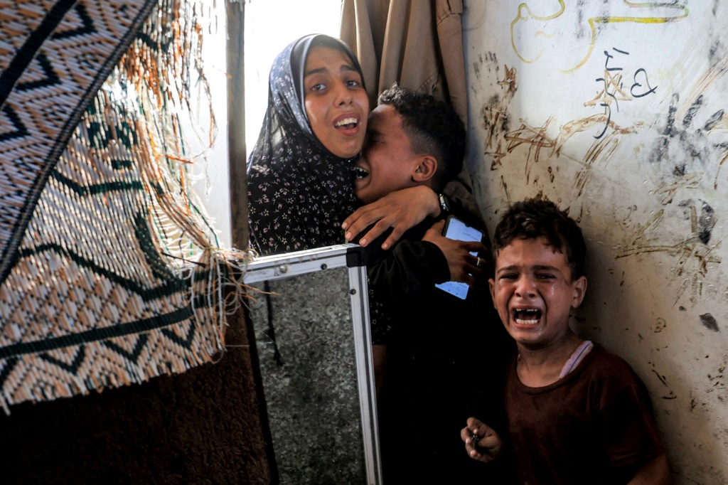 اطفال فلسطينيون بعد قصف إسرائيلي في مخيم النصيرات وسط قطاع غزة في 6 من تموز/يوليو 2024 (أ ف ب)   