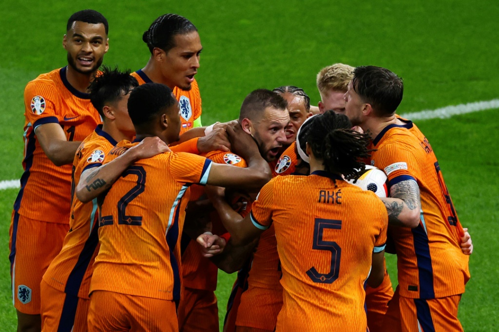 لاعبو هولندا يحتفلون بتسجيل ستيفان فري هدف التعادل في مرمى تركيا في ربع نهائي كأس اوروبا 2024. 6 حزيران/يونيو 2024 (ا ف ب)