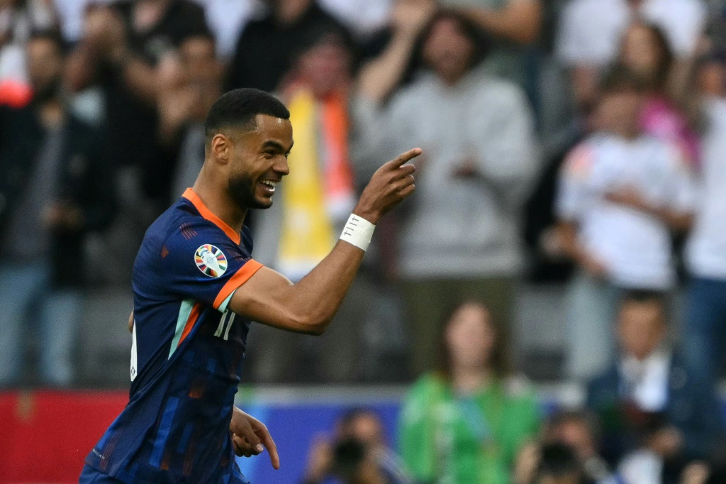  الجناح الهولندي كودي خاكبو يحتفل بتسجيله أوّل أهداف منتخب بلاده أمام رومانيا في الفوز 3-0 ضمن ثمن نهائي كأس أوروبا 2024 لكرة القدم. ميونيخ، في 2 تموز/يوليو 2024 (ا ف ب)