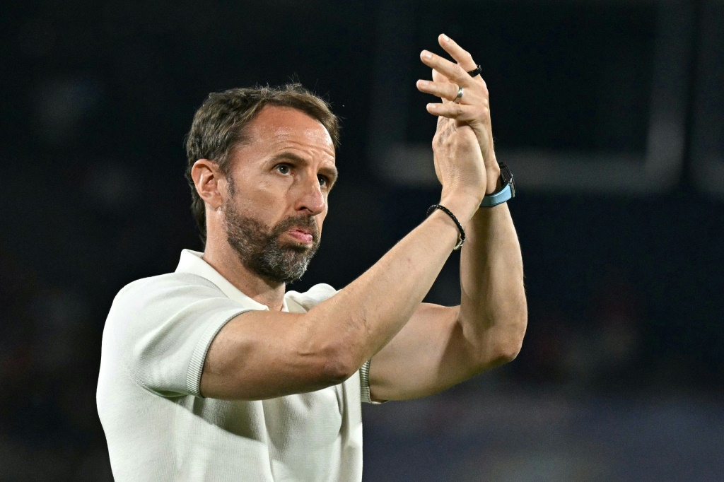 مدرب المنتخب الانكليزي غاريث ساوثغيت يحيي الجماهير عقب المباراة ضد سلوفينيا (0-0) في الجولة الاخيرة من دور المجموغات لكأس أوروبا في كولن في 25 حزيران/يونيو 2024 (ا ف ب)