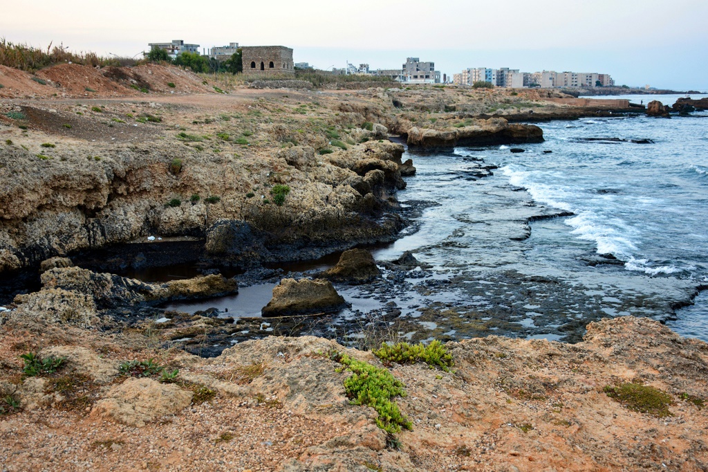 صورة وزعتها وكالة الأنباء الرسمية السورية سانا في 31 آب/أغسطس 2021 تُظهر أشخاصًا يقومون بتنظيف ساحل البحر الأبيض المتوسط في سوريا بعد تسرب النفط من محطة كهرباء بانياس (أ ف ب)   