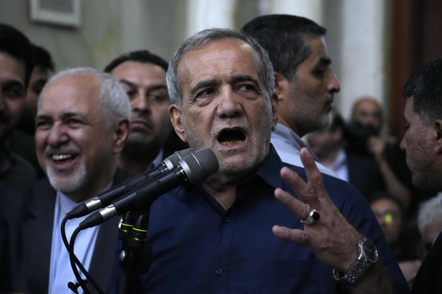 بزشكيان يُلقي خطابه الأول بعد فوزه بالرئاسة في ضريح المرشد الإيراني الأول جنوب طهران السبت الماضي (أ.ف.ب)