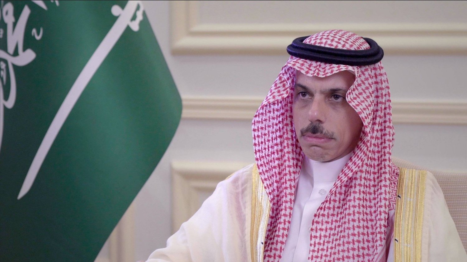 الأمير فيصل بن فرحان لدى مشاركته في «ملتقى الخليج للأبحاث الـ14» عبر الاتصال المرئي (واس)