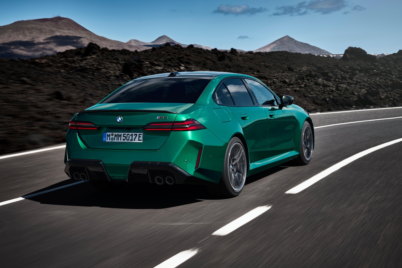BMW M5 بقوة عاتية وتكنولوجيا حديثة: هل تُحافظ على أسطورة الأداء؟ (زهرة الخليج)