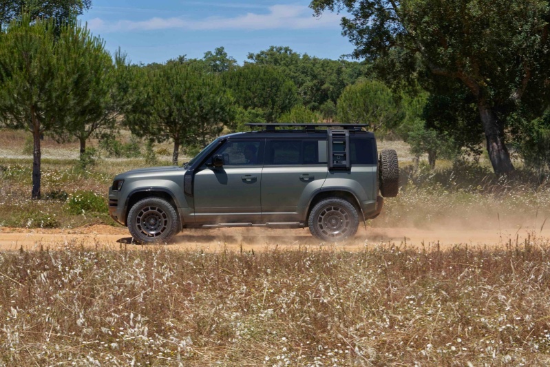 Land Rover Defender Octa.. فخامة رياضية متعددة الاستخدام (الرجل)
