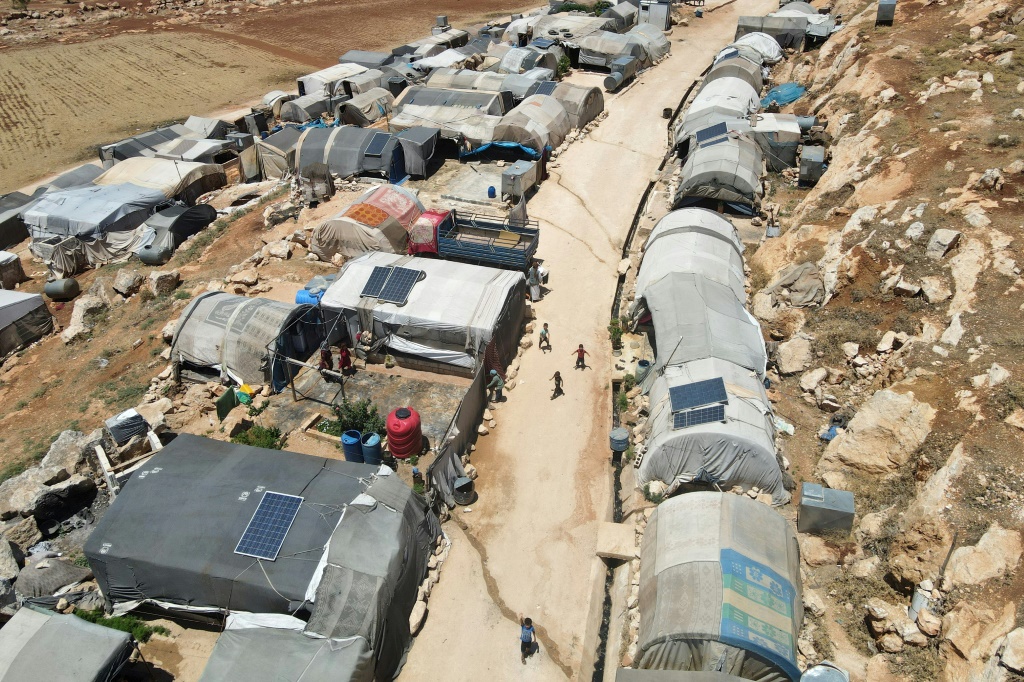 صورة ملتقطة من الجو تظهر مخيم الأمل للنازحين قرب سرمدا في ريف إدلب في شمال سوريا في 27 حزيران/يونيو 2024 (ا ف ب)   