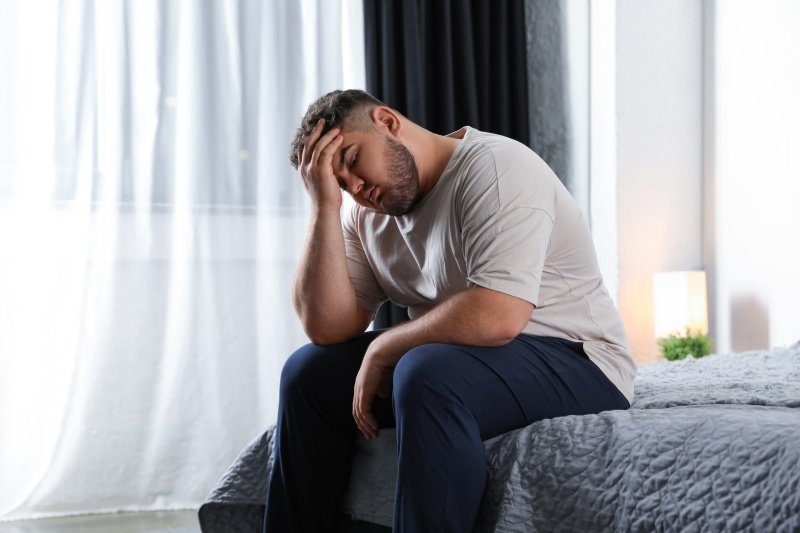 تماما مثل نزلات البرد.. يمكن للاكتئاب أن يكون معديا (الرجل)