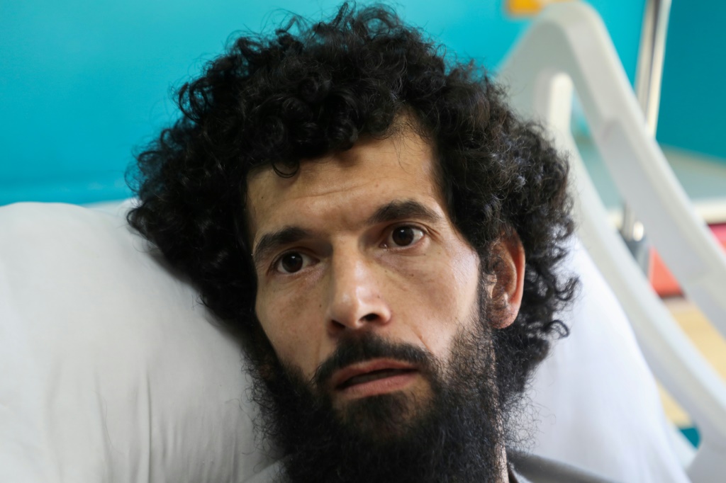المعتقل الفلسطيني المفرج عنه معزز عبيات على سرير المستشفى في بيت لحم بالضفة الغربية المحتلة في 11 تموز/يوليو 2024 (أ ف ب)   
