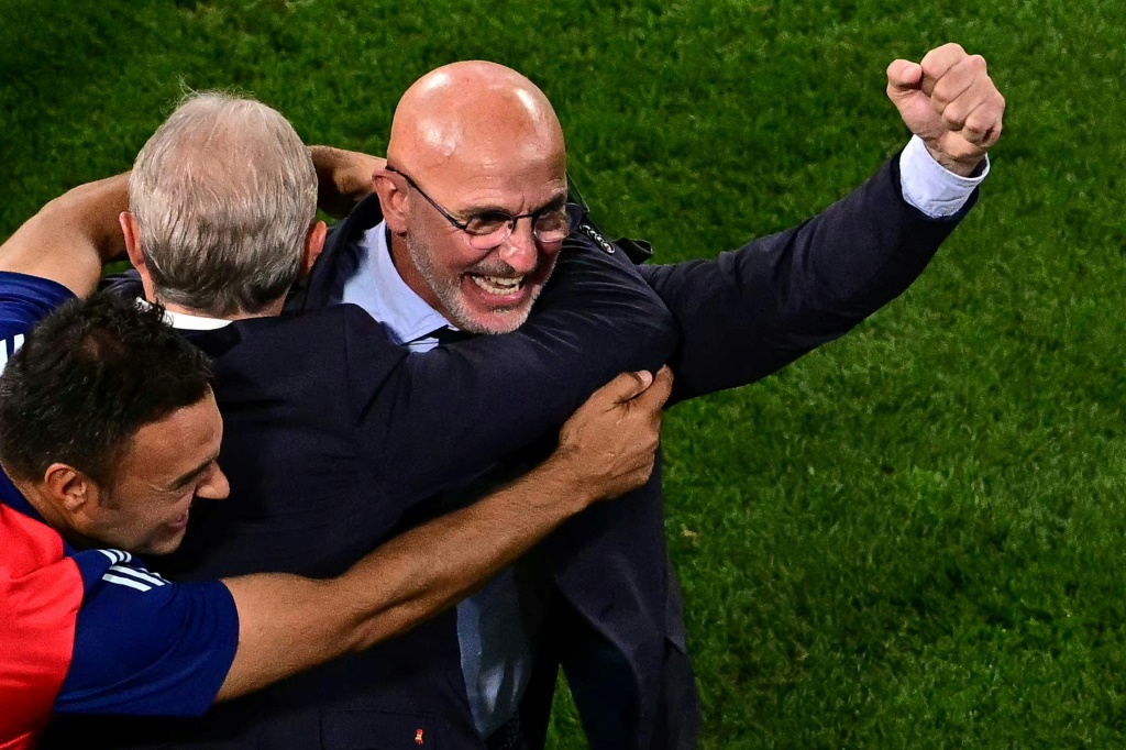 مدرب منتخب إسبانيا لويس دي لا فوينتي يحتفل مع لاعبيه بعد الفوز على فرنسا في نصف نهائي كأس أوروبا 2024 لكرة القدم. 9 تموز/يوليو 2024 في ميونيخ (ا ف ب)