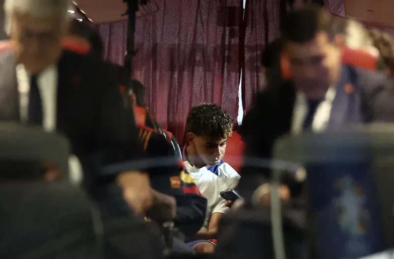 الامين يامال موهبة إسبانيا في حافلة المنتخب (ا ف ب)