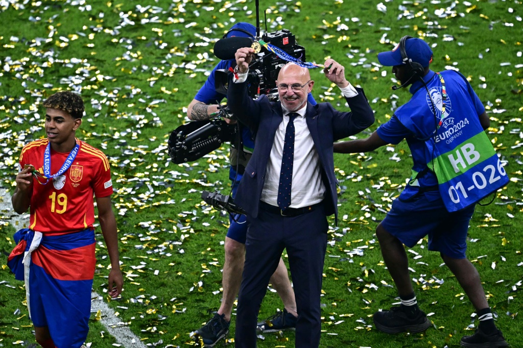 لويس دي لا فوينتي مدرب إسبانيا يحتفل بعد الفوز بلقب كأس أوروبا 2024 لكرة القدم، عقب التغلّب على إنكلترا 2-1 في المباراة النهائية. برلين، في 14 تموز/يوليو (ا ف ب)