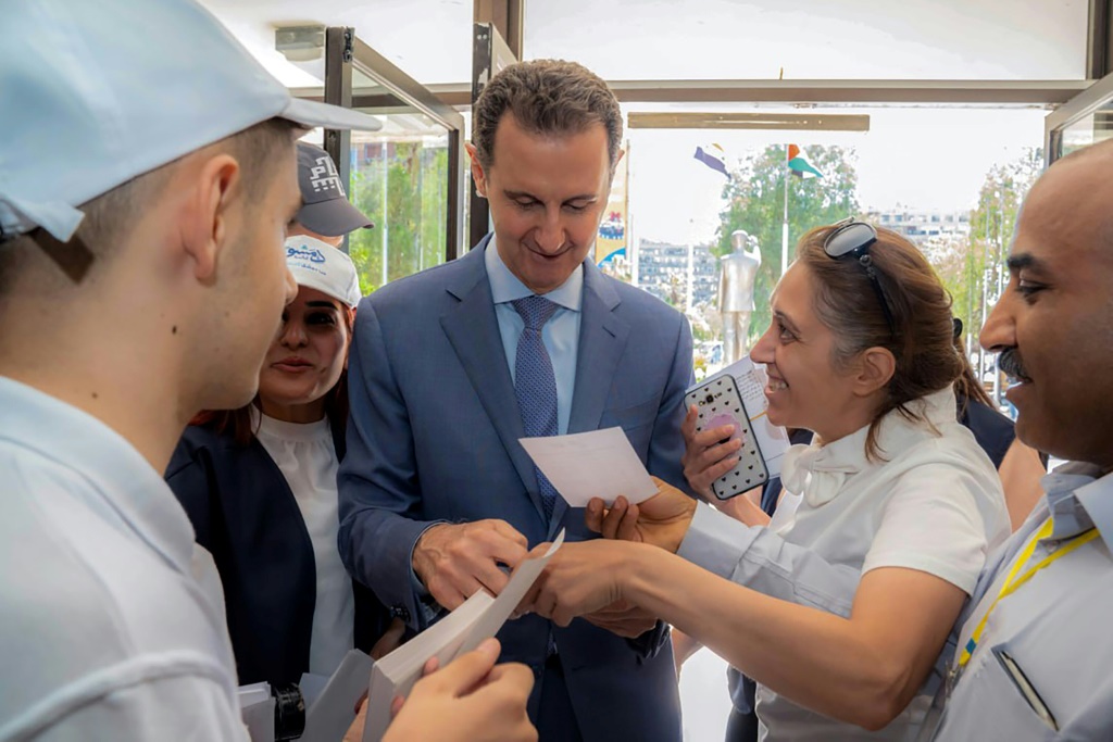 صورة نشرتها الرئاسة السورية في 15 تموز/يوليو 2024 يظهر فيها الرئيس بشار الأسد بعد دخوله الى مركز اقتراع في دمشق للإدلاء بصوته في الانتخابات التشريعية الرابعة منذ اندلاع النزاع عام 2011 (أ ف ب)   