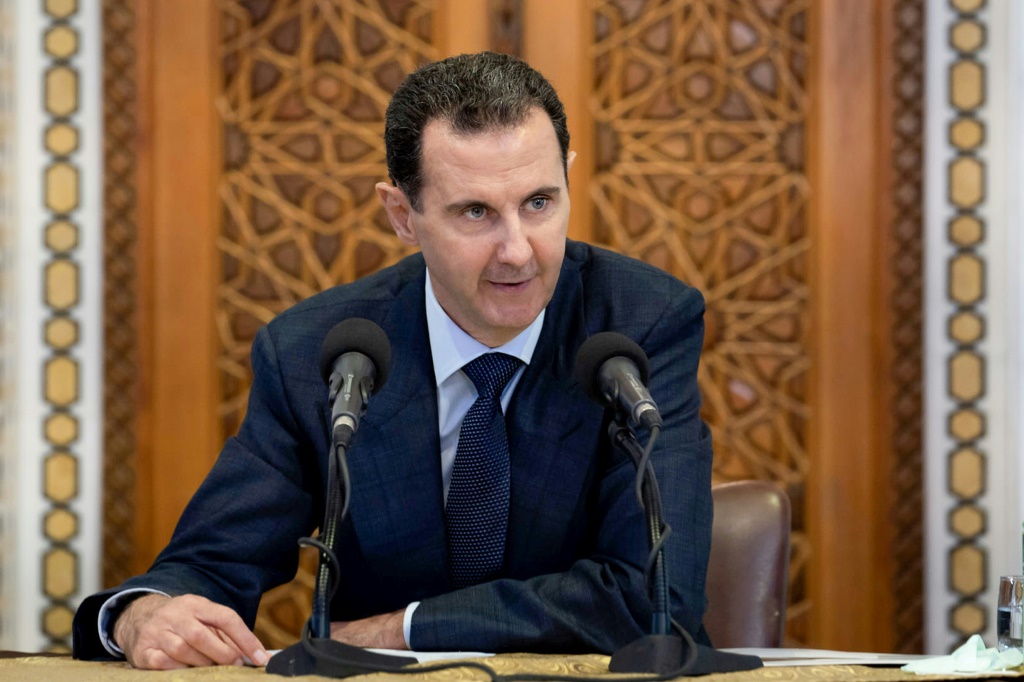 صورة نشرتها الرئاسة السورية في 15 تموز/يوليو 2024 يظهر فيها الرئيس بشار الأسد بعد دخوله الى مركز اقتراع في دمشق للإدلاء بصوته في الانتخابات التشريعية الرابعة منذ اندلاع النزاع عام 2011 (أ ف ب)    