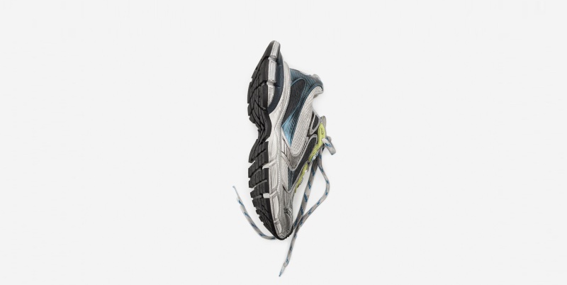استمتع بِصيفٍ مريح مع أحدث صيحات الـSneakers من العلامات الفاخرة (زهرة الخليج)