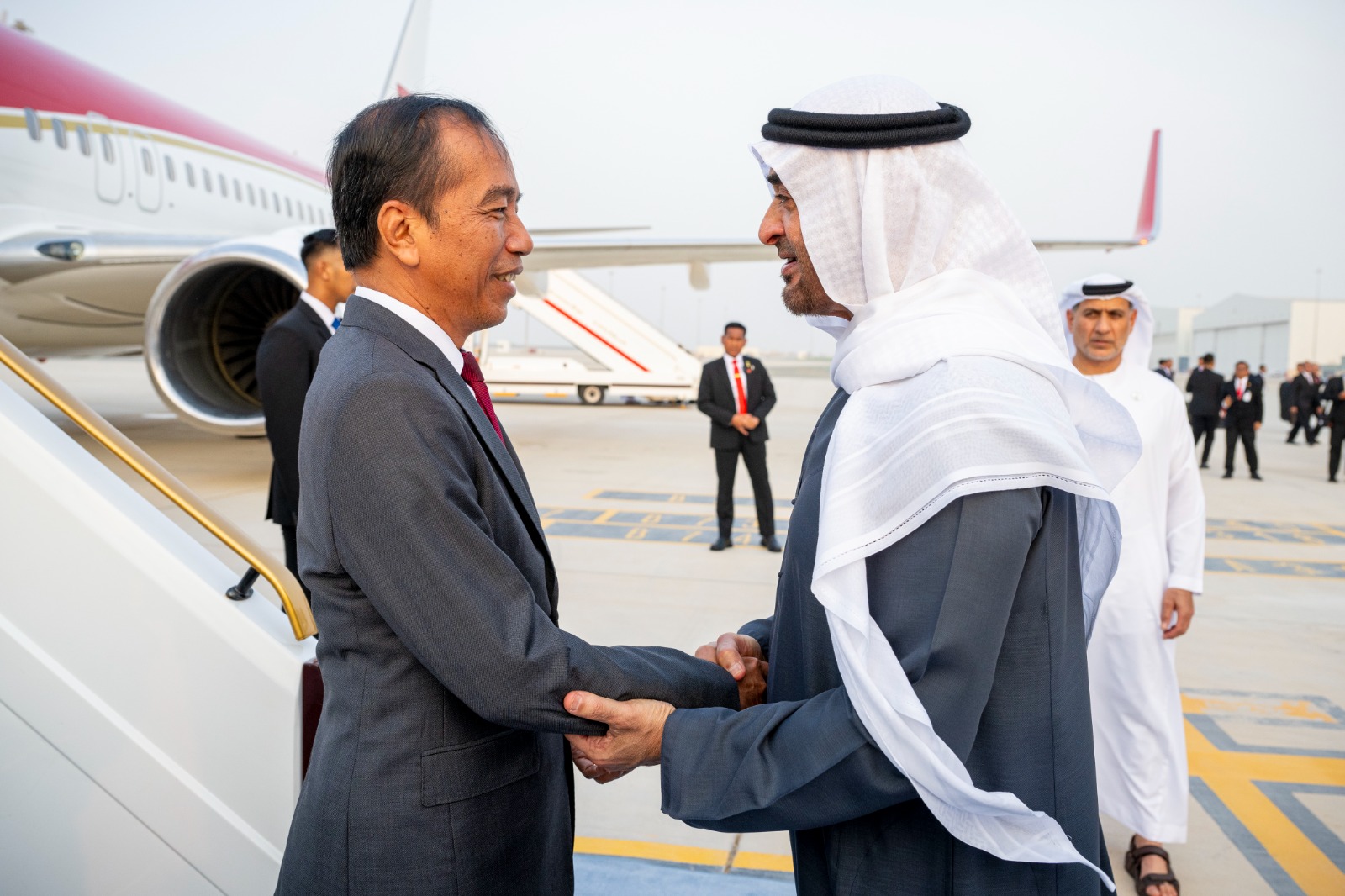الرئيس الاماراتي الشيخ محمد بن زايد يستقبل الرئيس الاندونيسي جوكو ويدودو (وام) 