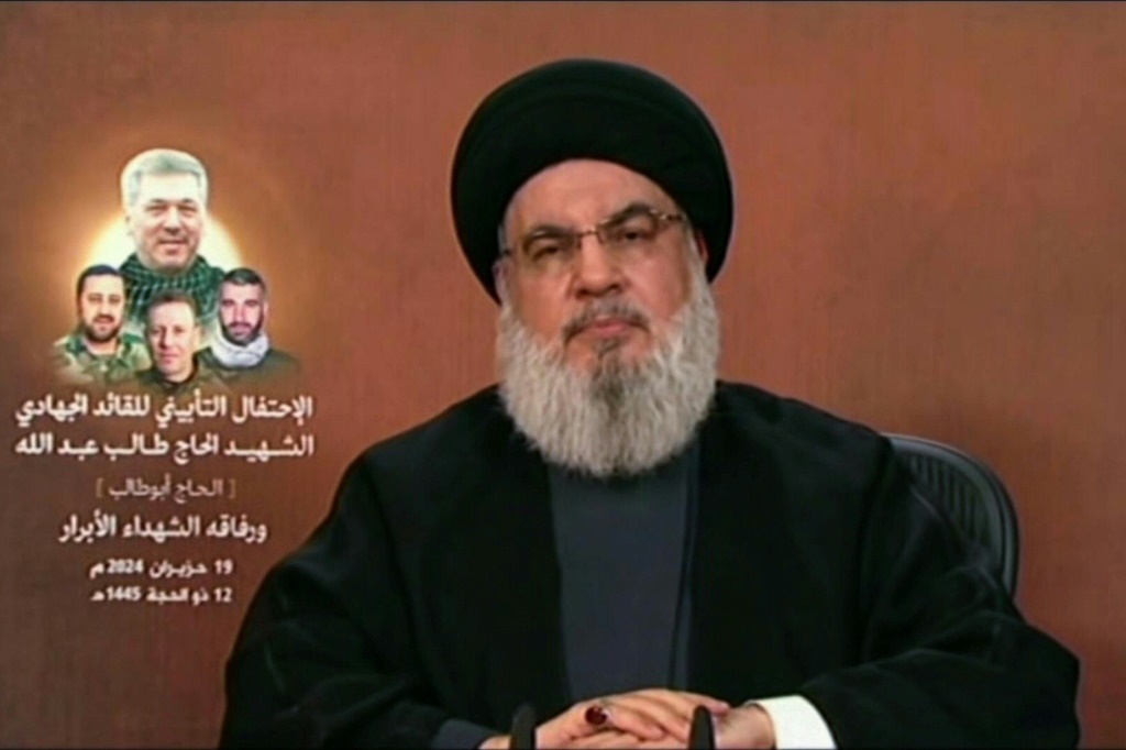 صورة من قناة المنار التابعة لحزب الله اللبناني تظهر امينه العام حسن نصرالله متحدثا عبر شاشة خلال حفل تأبين لاحد كوادر التنظيم في 19 حزيران/يونيو 2024 (أ ف ب)   