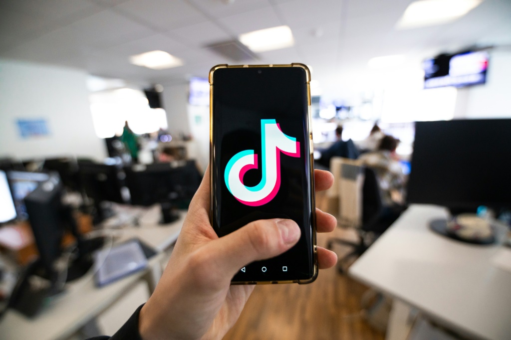 قانون الأسواق الرقمية يجبر منصات مثل TikTok على تغيير طرقها (أ ف ب)   