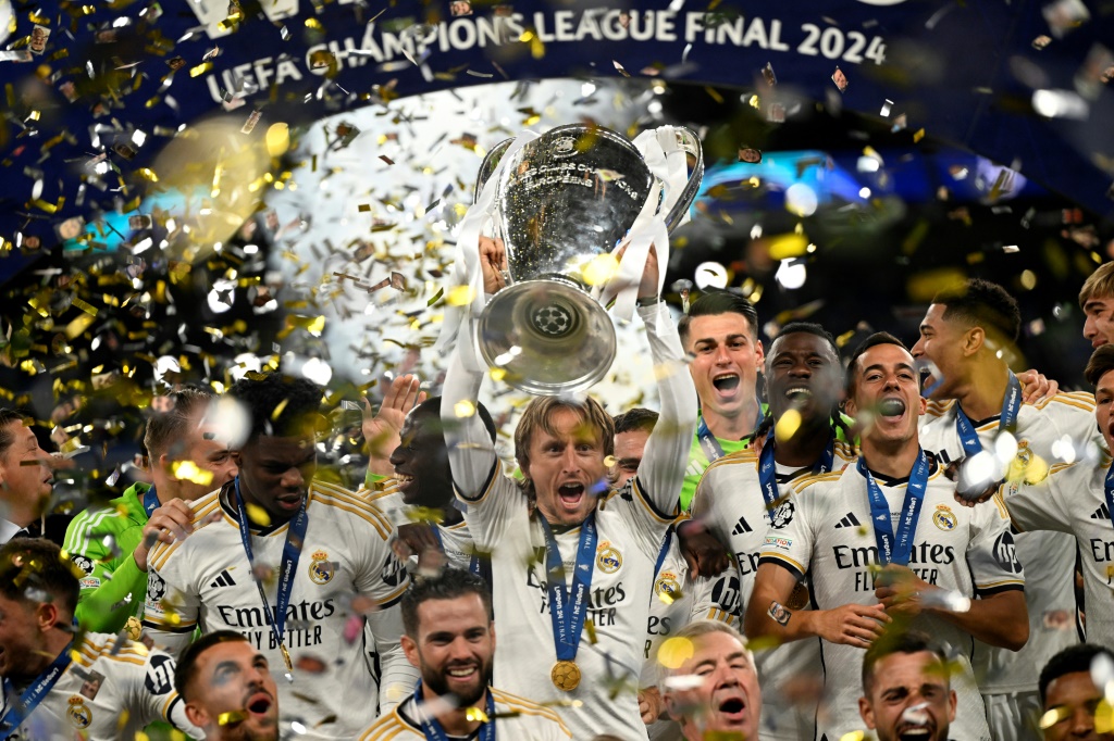 لاعب وسط ريال مدريد الاسباني الدولي الكرواتي لوكا مودريتش يرفع كأس دوري أبطال أوروبا عقب الفوز على بوروسيا دورتموند الألماني في المباراة النهائية على ملعب ويمبلي في لندن في الاول من حزيران/يونيو 2024 (ا ف ب)