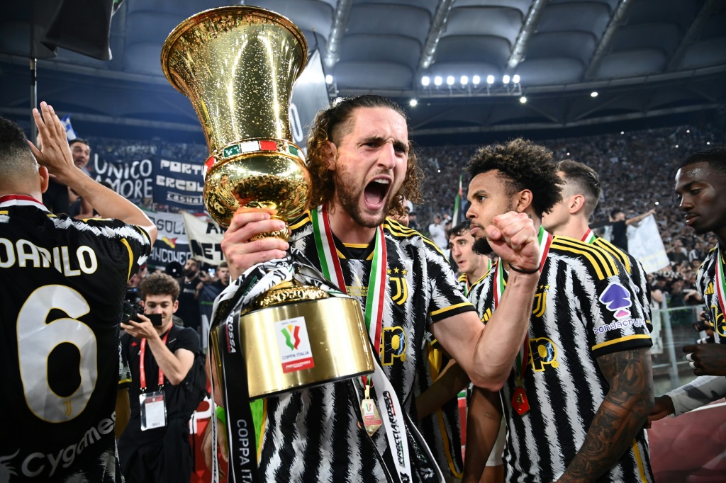 لاعب وسط يوفنتوس الفرنسي أدريان رابيو بعد الفوز في نهائي كأس إيطاليا أمام أتالانتا، في 15 أيار/مايو 2024 في روما (ا ف ب)