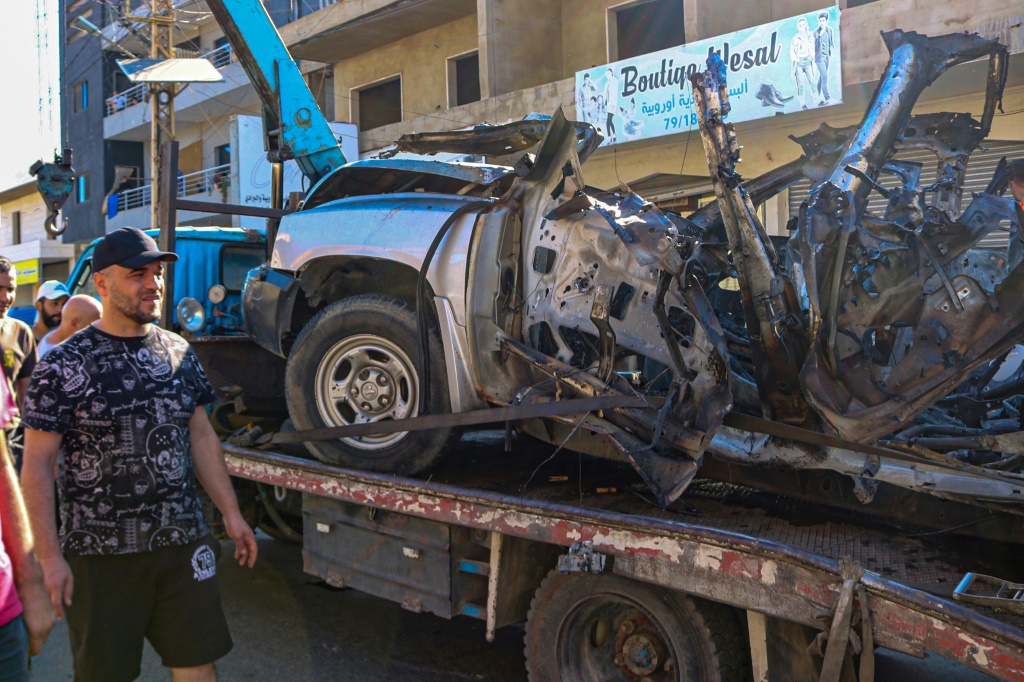 هيكل سيارة القيادي في الجماعة الاسلامية محمد جبارة الذي قتل بضربة اسرائيلية استهدفته في 18 تموز/يوليو 2024 في بلدة غزة في منطقة البقاع في شرق لبنان (أ ف ب)   