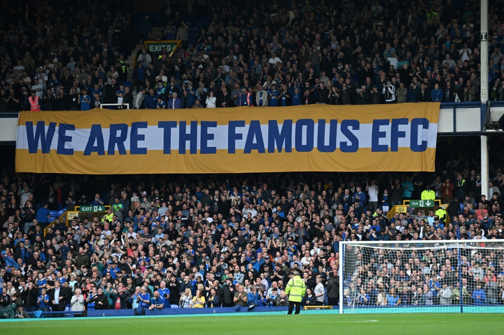 مشجعو إيفرتون ينتظرون انطلاق المباراة ضد أرسنال على ملعب غوديسون بارك في ليفربول في الدوري الانكليزي في 17 أيلول/سبتمبر 2023 (ا ف ب)